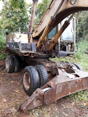 ขายรถแบคโฮล้อยาง  KOMATSU  PW 200-3พร้อมไลหัวเจาะ  2 เพลา เล่มทะเบียนรถสวยพร้อมใช้ราคา 680,000 090-772-3710 090-772-3708