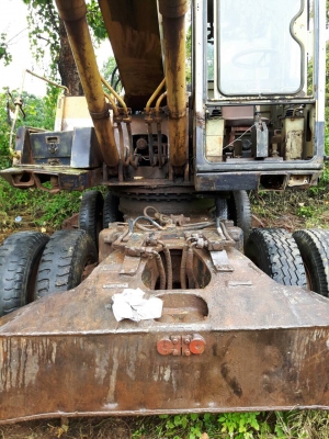 ขายรถแบคโฮล้อยาง  KOMATSU  PW 200-3พร้อมไลหัวเจาะ  2 เพลา เล่มทะเบียนรถสวยพร้อมใช้ราคา 680,000 090-772-3710 090-772-3708