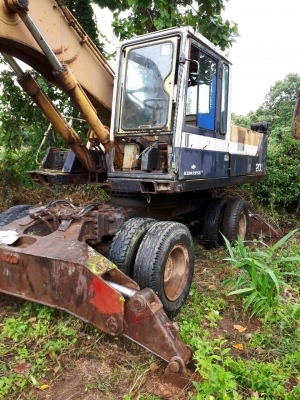 ขายรถแบคโฮล้อยาง  KOMATSU  PW 200-3พร้อมไลหัวเจาะ  2 เพลา เล่มทะเบียนรถสวยพร้อมใช้ราคา 680,000 090-772-3710 090-772-3708