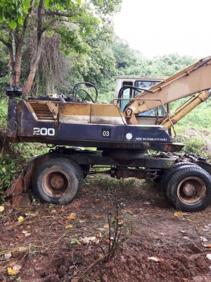 ขายรถแบคโฮล้อยาง  KOMATSU  PW 200-3พร้อมไลหัวเจาะ  2 เพลา เล่มทะเบียนรถสวยพร้อมใช้ราคา 680,000 090-772-3710 090-772-3708