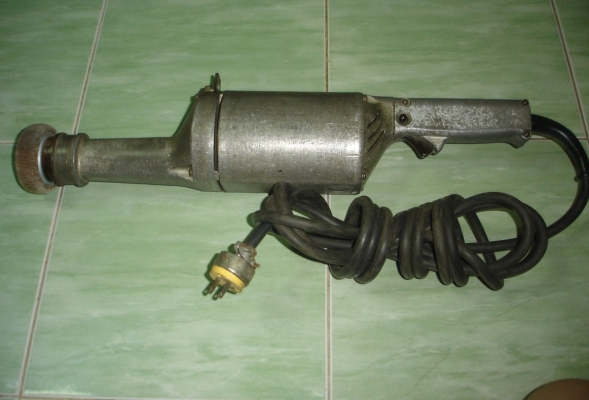 ขายเครื่องเจียร์คอยาวmakita รุ่น 9105 ขนาด 5" 750 วัตต์