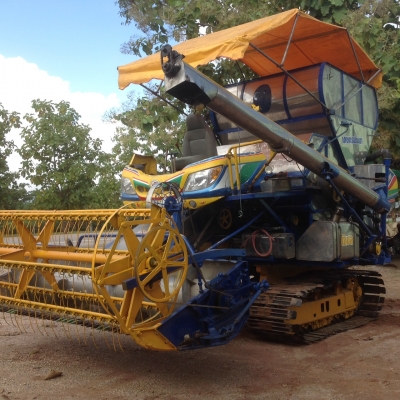 ฃายรถเกี่ยวฃ้าไอ้หนุมไวไฟ ฃายรถเกี่ยวฃ้าไอ้หนุมไวไฟ