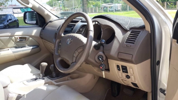 ขายฟอร์จูนเนอร์ ปี 07 ตัว v ออโต้โฟวิล เครื่องดี แอร์เย็น ทะเบียนพร้อมโอน ราคา  520,000 บาท ติดต่อ คุณเอ๋ 092-6356419