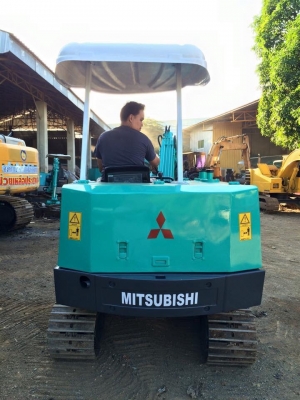 ขายรถขุดแบคโฮ MITSUBISHI ขนาด Pc35 รถเก่านอก แท้100\%. เครื่องแน่น ปั๊มแรง (มีลายหัวกระแทก เครื่อง4สูบ ระบบไว) รถพร้อมใช้งาน เอกสารใบอินวอยครบ