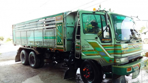 หกล้อ ฮีโน่ FF17-168แรง บรรทุกถังน้ำ 7,000ลิต อุปกรณ์ปั้มครบ สภาพดีสวยพร้อมใช้ เล่มภาษีปี59 ทะเบียนพร้อมโอน