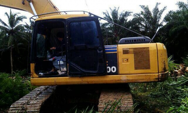 ขายรถแบคโฮ KOMATSU PC200-7 เอกสารเล่มทะเบียน 16330 ชม.ราคา 1550000