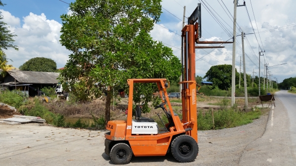 ขายด่วนรถยก TOYOTA 4FGยก2.0ตันเสาสูง3เมตรรถนอกนำเข้ายังไม่เคยใช้งานในเมืองไทยเลย=รุ่นใหม่ขายถูกๆๆ