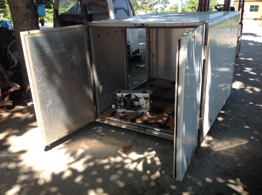 ตู้เย็นหลังรถ