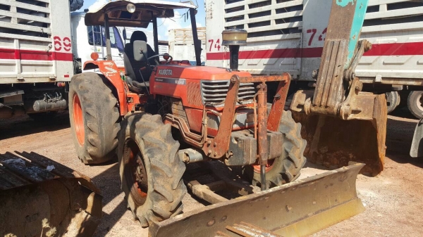 ขายรถไถ KUBOTA M9000 เอกสารเล่มทะเบียนครบ อุปกรณ์มีแค่ผานดันหน้า ราคาต่อรองได้ครับ