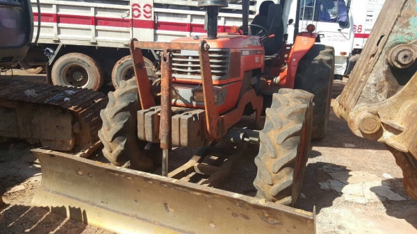 ขายรถไถ KUBOTA M9000 เอกสารเล่มทะเบียนครบ อุปกรณ์มีแค่ผานดันหน้า ราคาต่อรองได้ครับ ขายรถไถ KUBOTA M9000 เอกสารเล่มทะเบียนครบ อุปกรณ์มีแค่ผานดันหน้า ราคาต่อรองได้ครับ