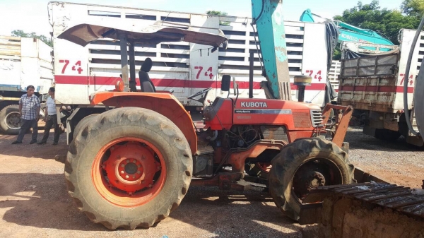 ขายรถไถ KUBOTA M9000 เอกสารเล่มทะเบียนครบ อุปกรณ์มีแค่ผานดันหน้า ราคาต่อรองได้ครับ ขายรถไถ KUBOTA M9000 เอกสารเล่มทะเบียนครบ อุปกรณ์มีแค่ผานดันหน้า ราคาต่อรองได้ครับ