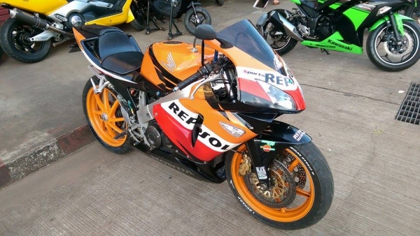 ขายคับ HONDA VFR400 NC30 ปี92 แฟริ่งCBR600 ลาย REPSOL ทะเบียนแท้พร้อมโอนไม่ขาดต่อ ท่อแต่งเสียงนุ่มๆ โซ่สเตอเต็ม สวยๆ คับ ราคา 79500 บาท ส่งได้ทั่วไทยคับ สนใจติดต่อ 081-0578282 FACEBOOK ชาญณรงค์ ป๊อป ชัยอมฤต ไอดีไลน์ POPBIGBIKESAKON คับ สนใจรถสวย ถูก ดี ต้