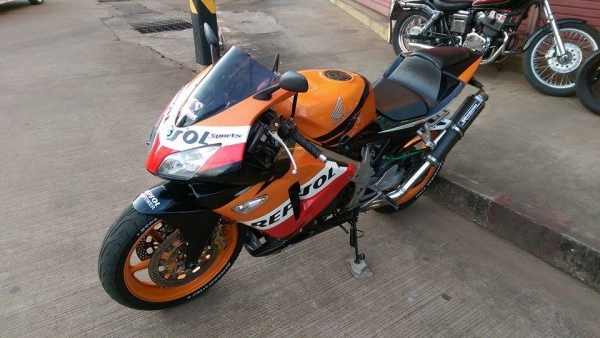 ขายคับ HONDA VFR400 NC30 ปี92 แฟริ่งCBR600 ลาย REPSOL ทะเบียนแท้พร้อมโอนไม่ขาดต่อ ท่อแต่งเสียงนุ่มๆ โซ่สเตอเต็ม สวยๆ คับ ราคา 79500 บาท ส่งได้ทั่วไทยคับ สนใจติดต่อ 081-0578282 FACEBOOK ชาญณรงค์ ป๊อป ชัยอมฤต ไอดีไลน์ POPBIGBIKESAKON คับ สนใจรถสวย ถูก ดี ต้