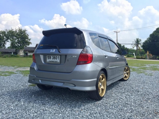 HONDA  JAZZ 1.5 v-tec  ปี 2007  ติดแก็ส  LPG แก็สหัวฉีด แก็สใช้ได้ 2 ระบบเลยครับ ทั้งน้ำมัน และแก็ส แต่งซิ่งสวย เครื่องดี ขับดีมากครับ ขับนิ่มครับ  แม็กขอบ 17 ยางปี 13