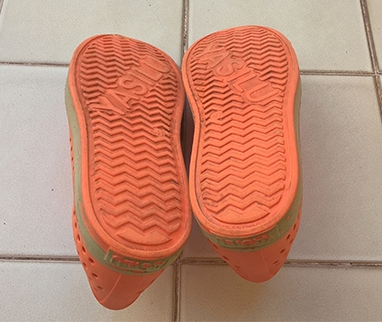 รองเท้ายาง สีสดใส ยี่ห้อ YASILU สภาพ 90\% รองเท้ายาง สีสดใส ยี่ห้อ YASILU สภาพ 90\%