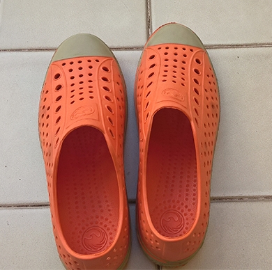 รองเท้ายาง สีสดใส ยี่ห้อ YASILU สภาพ 90\% รองเท้ายาง สีสดใส ยี่ห้อ YASILU สภาพ 90\%