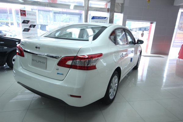 ขาย Nissan Sylphy 1.6 E CVT ส่วนลดเงินสด 100,000 บาท