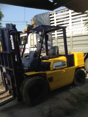 +++ ขายโฟล์คลิฟท์  KOMATSU  FD35-5  ขนาด  3.5  ตัน  เครื่องยนต์ดีเซล  เสา  3  เมตร  เกียร์ธรรมดา  งา 1,070  มม.  ยางตัน
