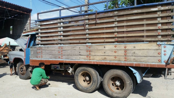 ขายรถบรรทุก 10 ล้อหัวยาว รถล่อง เพลาเดียว เครื่อง6BD1- 165 แรงม้าปั้มลม ภาษีขาด1ปี เล่มพร้อมโอน ราคา 220000 ต่อรองด่วน
