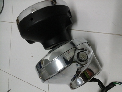 ขายชุดโคมไฟหน้าพร้อมเลน ราคา 350 บาท มีให้เลือก 2 สี สีดำกับโครเมียม แปลงใส่ SR ได้