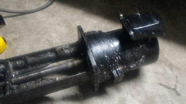 ป็้มดูดจ่ายน้ำมัน (COOLANT PUMP )เพื่อหล่อลื่นและหล่อเย็นขณะที่ทำงานขึ้นรูปชิ้นงาน