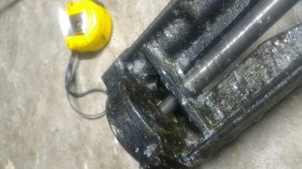 ป็้มดูดจ่ายน้ำมัน (COOLANT PUMP )เพื่อหล่อลื่นและหล่อเย็นขณะที่ทำงานขึ้นรูปชิ้นงาน