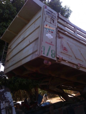 ขายรถบรรทุกสิบล้อดัมพ์ Hino 3M เครื่องเดิม 240 แรง เกียร์เดิม กระบะดัมพ์สามมิตร