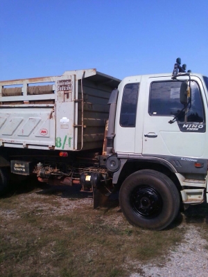 ขายรถบรรทุกสิบล้อดัมพ์ Hino 3M เครื่องเดิม 240 แรง เกียร์เดิม กระบะดัมพ์สามมิตร