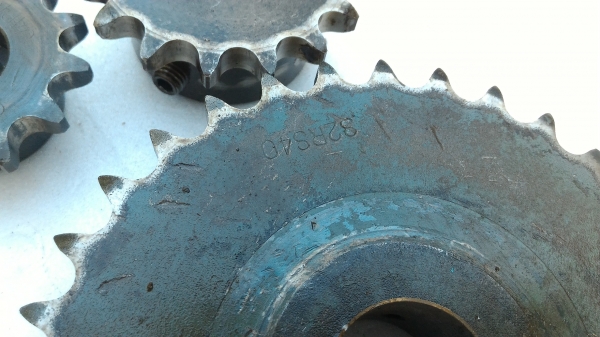 สเตอร์โซ่ขับส่งกำลัง ยี่ห้อ KANA จากญี่ปุ่น มีหลาย เบอร์ 40 และ No 35  มีขนาดขนาดเช่น 13 ฟัน ,16 ฟัน , 18 ฟัน , 40 ฟัน อื่นๆอีกตามภาพ