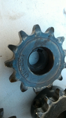 สเตอร์โซ่ขับส่งกำลัง ยี่ห้อ KANA จากญี่ปุ่น มีหลาย เบอร์ 40 และ No 35  มีขนาดขนาดเช่น 13 ฟัน ,16 ฟัน , 18 ฟัน , 40 ฟัน อื่นๆอีกตามภาพ