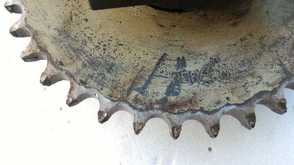 ล้อสเตอร์ดันโซ่หมุนฟรี มี No. 40  ขนาด 35 ฟันและNo. 35 ขนาด 15 ฟันพร้อมแท่นตามภาพ