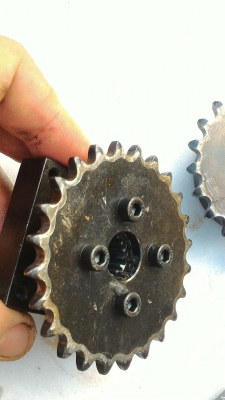 ล้อสเตอร์ดันโซ่หมุนฟรี มี No. 40  ขนาด 35 ฟันและNo. 35 ขนาด 15 ฟันพร้อมแท่นตามภาพ