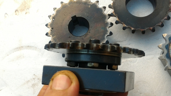 ล้อสเตอร์ดันโซ่หมุนฟรี มี No. 40  ขนาด 35 ฟันและNo. 35 ขนาด 15 ฟันพร้อมแท่นตามภาพ