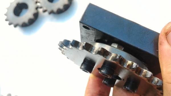 ล้อสเตอร์ดันโซ่หมุนฟรี มี No. 40  ขนาด 35 ฟันและNo. 35 ขนาด 15 ฟันพร้อมแท่นตามภาพ