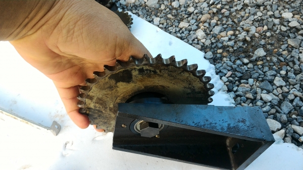 ล้อสเตอร์ดันโซ่หมุนฟรี มี No. 40  ขนาด 35 ฟันและNo. 35 ขนาด 15 ฟันพร้อมแท่นตามภาพ