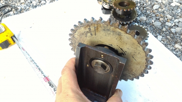 ล้อสเตอร์ดันโซ่หมุนฟรี มี No. 40  ขนาด 35 ฟันและNo. 35 ขนาด 15 ฟันพร้อมแท่นตามภาพ