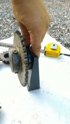 ล้อสเตอร์ดันโซ่หมุนฟรี มี No. 40  ขนาด 35 ฟันและNo. 35 ขนาด 15 ฟันพร้อมแท่นตามภาพ