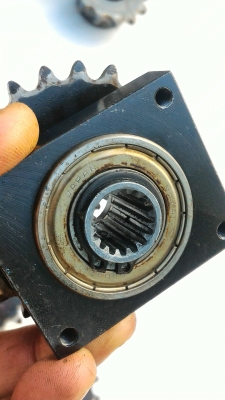 ล้อสเตอร์ดันโซ่หมุนฟรี มี No. 40  ขนาด 35 ฟันและNo. 35 ขนาด 15 ฟันพร้อมแท่นตามภาพ