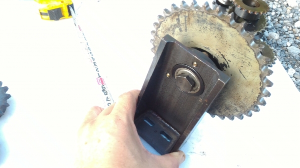 ล้อสเตอร์ดันโซ่หมุนฟรี มี No. 40  ขนาด 35 ฟันและNo. 35 ขนาด 15 ฟันพร้อมแท่นตามภาพ