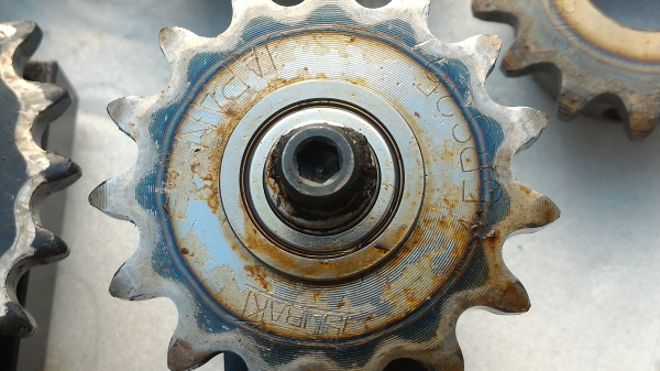 ล้อสเตอร์ดันโซ่หมุนฟรี มี No. 40  ขนาด 35 ฟันและNo. 35 ขนาด 15 ฟันพร้อมแท่นตามภาพ