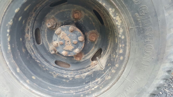 รถอีซูซุ  6  ล้อ ( ไม่ดั้ม )  88 แรงม้า. ปี 37.   สนใจติดต่อ  081 - 6079515