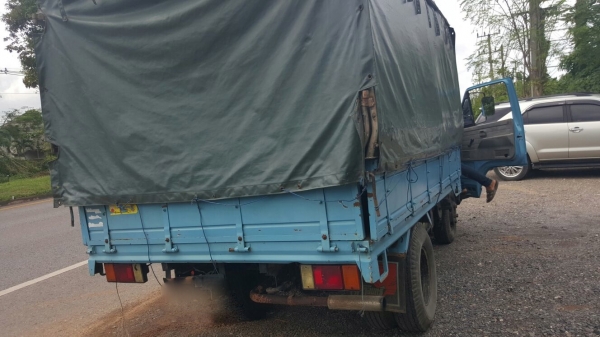 รถอีซูซุ  6  ล้อ ( ไม่ดั้ม )  88 แรงม้า. ปี 37.   สนใจติดต่อ  081 - 6079515