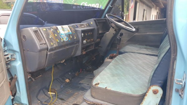 รถอีซูซุ  6  ล้อ ( ไม่ดั้ม )  88 แรงม้า. ปี 37.   สนใจติดต่อ  081 - 6079515