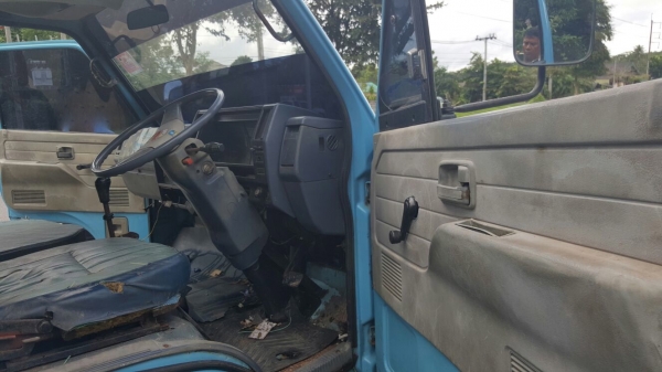 รถอีซูซุ  6  ล้อ ( ไม่ดั้ม )  88 แรงม้า. ปี 37.   สนใจติดต่อ  081 - 6079515