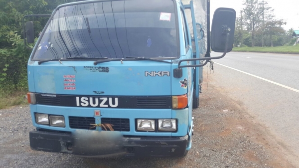 รถอีซูซุ  6  ล้อ ( ไม่ดั้ม )  88 แรงม้า. ปี 37.   สนใจติดต่อ  081 - 6079515