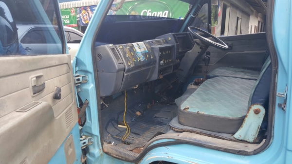 รถอีซูซุ  6  ล้อ ( ไม่ดั้ม )  88 แรงม้า. ปี 37.   สนใจติดต่อ  081 - 6079515