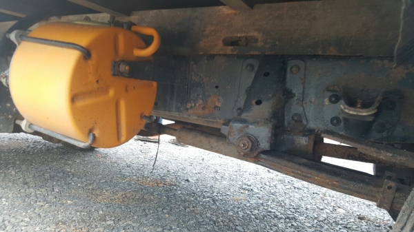 รถอีซูซุ  6  ล้อ ( ไม่ดั้ม )  88 แรงม้า. ปี 37.   สนใจติดต่อ  081 - 6079515