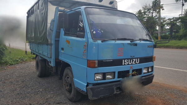 รถอีซูซุ  6  ล้อ ( ไม่ดั้ม )  88 แรงม้า. ปี 37.   สนใจติดต่อ  081 - 6079515