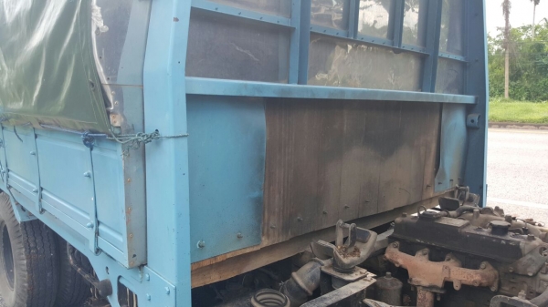 รถอีซูซุ  6  ล้อ ( ไม่ดั้ม )  88 แรงม้า. ปี 37.   สนใจติดต่อ  081 - 6079515