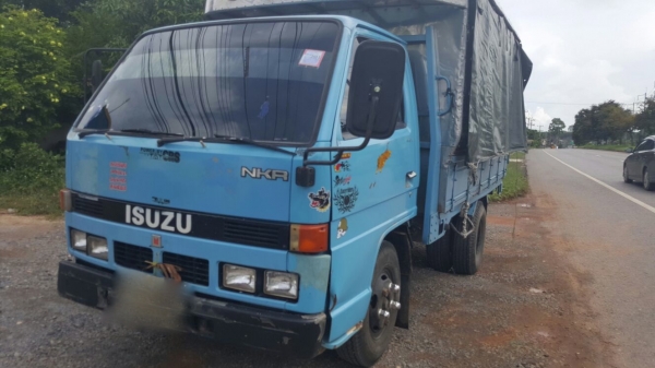 รถอีซูซุ  6  ล้อ ( ไม่ดั้ม )  88 แรงม้า. ปี 37.   สนใจติดต่อ  081 - 6079515